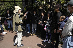 熱心に話を聞く写真教室の参加者たち