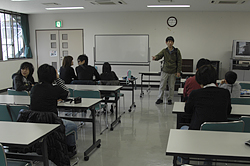 レクチャールームで作品講評とアドバイスをする